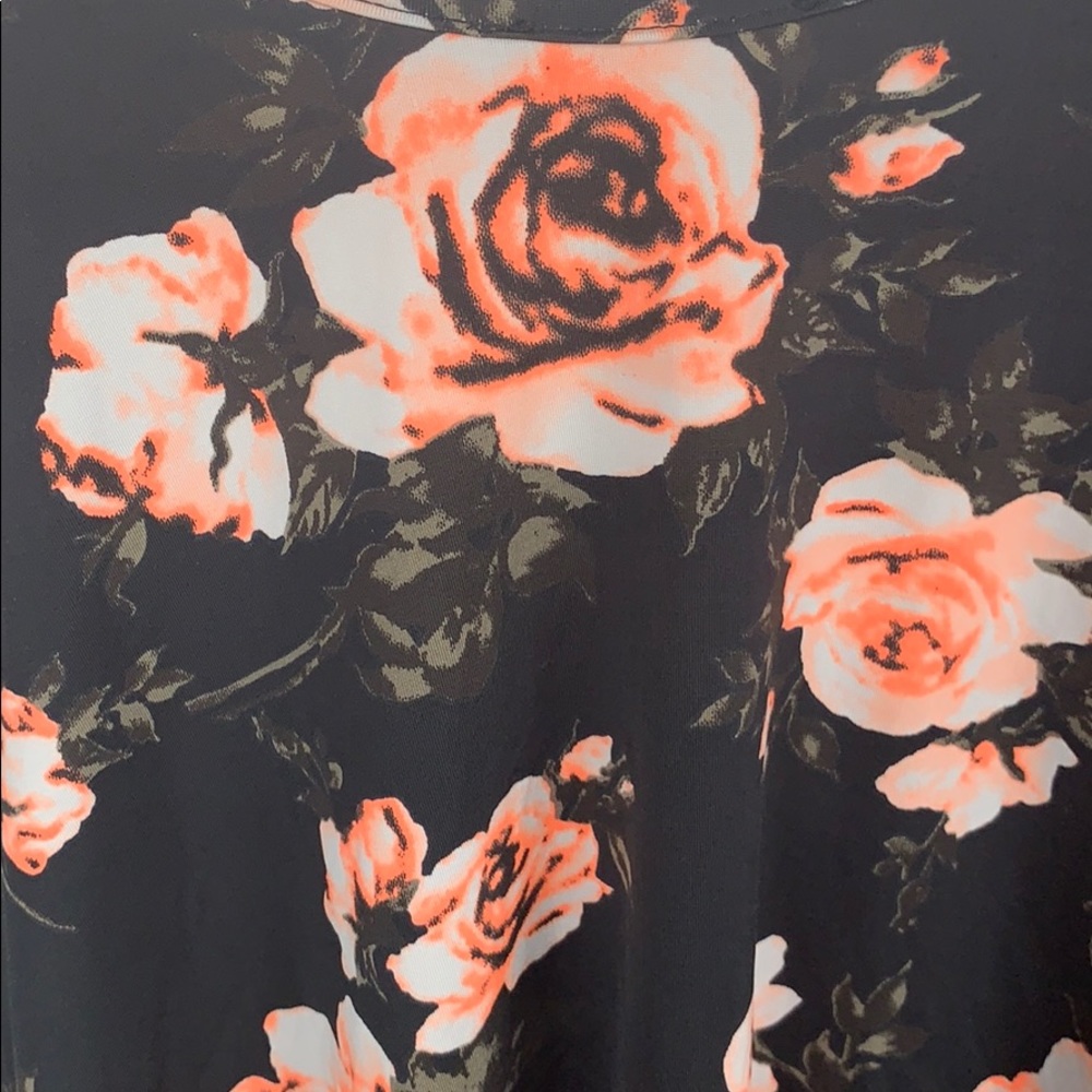 Flower POP Top! 🌹🌟 - Picture 3 of 4